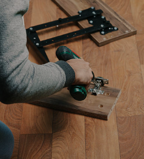 homme qui monte un meuble