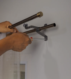 Pose de tringle a rideau